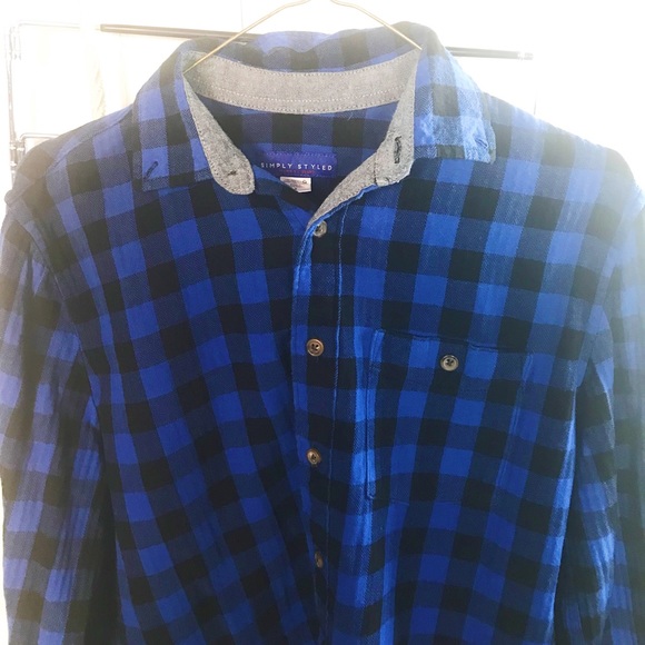 Simply styled button down shirt. Men’s button up - Picture 2 of 6